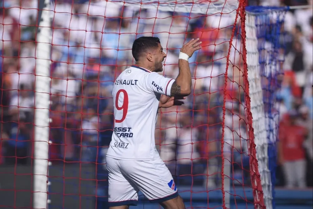 Luis Suárez de Nacional en el clásico