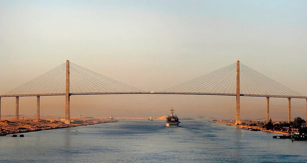 El Canal de Suez por debajo del puente Muwarak.