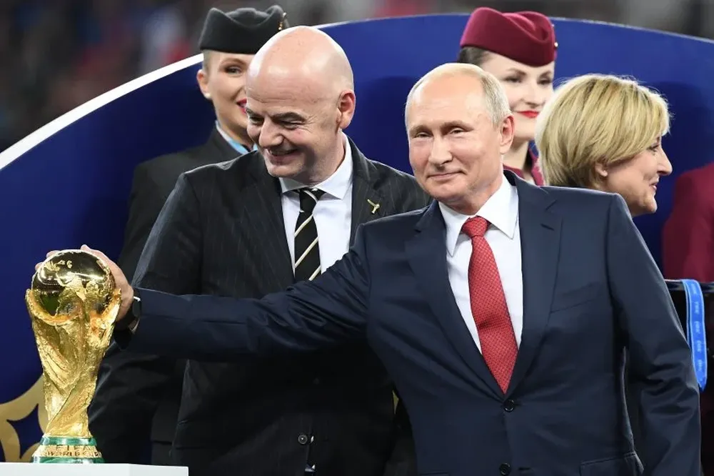 El presidente de FIFA, Infantino, y el de Rusia, Putin, en el Mundial de 2018 con la Copa del Mundo