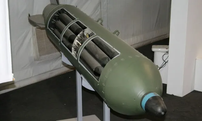 El peligro adicional de estas bombas es que las municiones que no estallan pueden activarse tiempo después al pisarlas