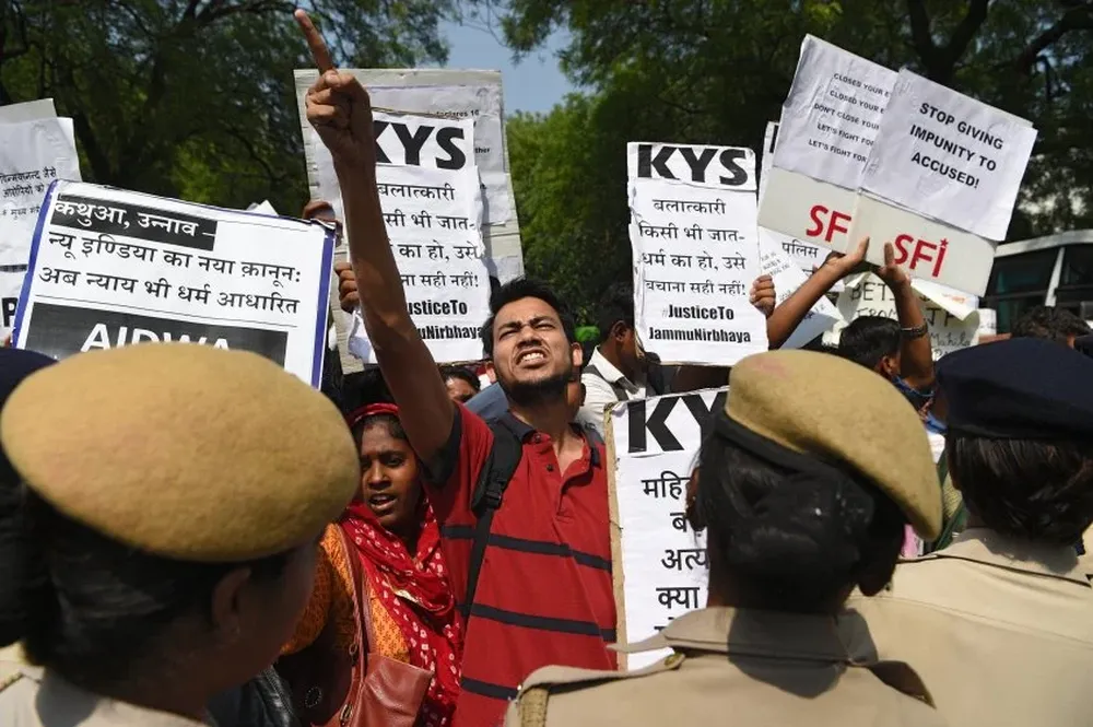 Activistas y estudiantes indios se manifiestan contra el silencio político tras caso de violación en Uttar Pradesh.