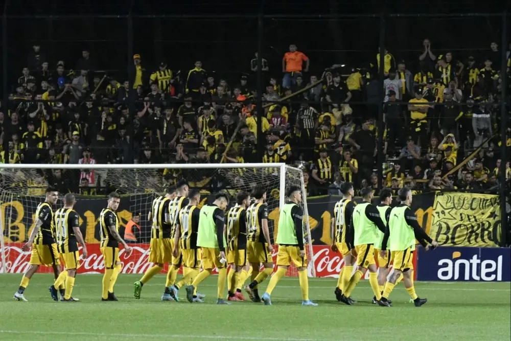 Los jugadores de Peñarol se retiraron insultados ya en la primera parte