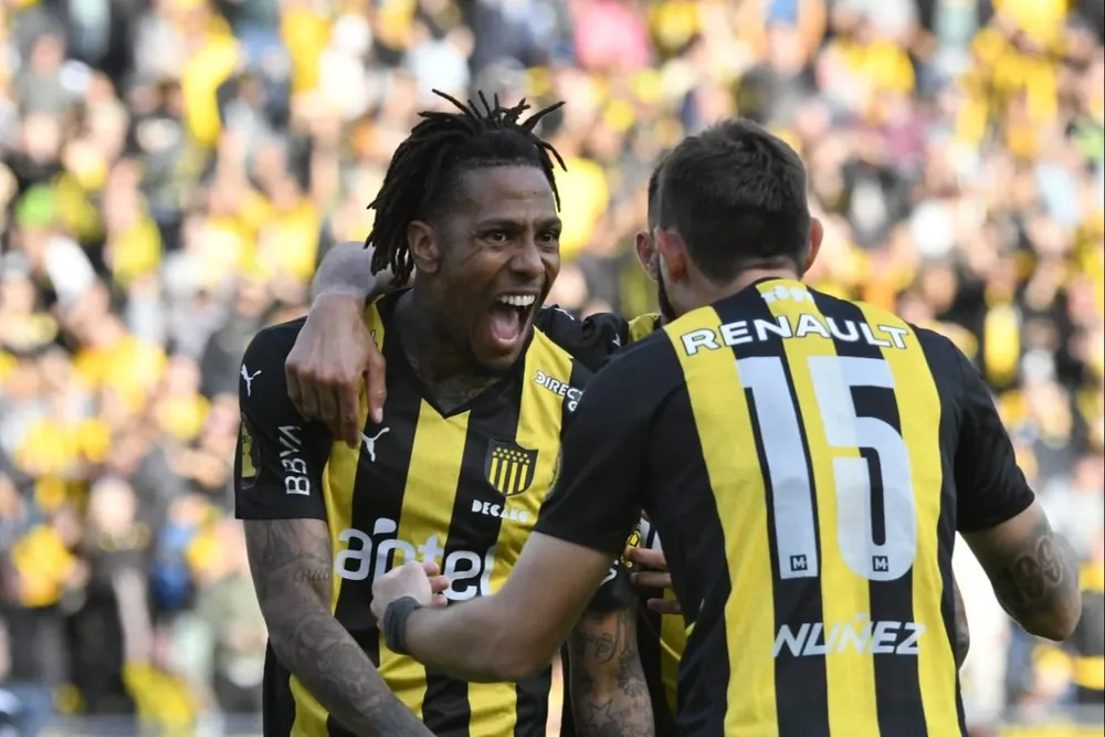 Abel Hernández celebra su segundo gol para Peñarol ante Danubio