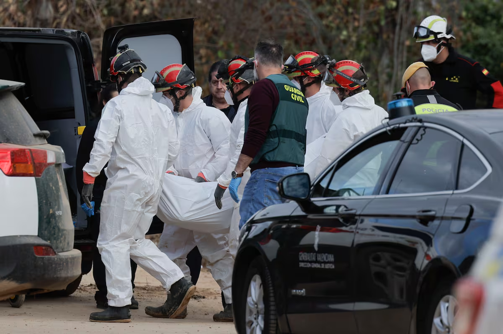 Efectivos de las Fuerzas Armadas trasladan el cadáver hallado este jueves cerca de un vertedero de Paiporta