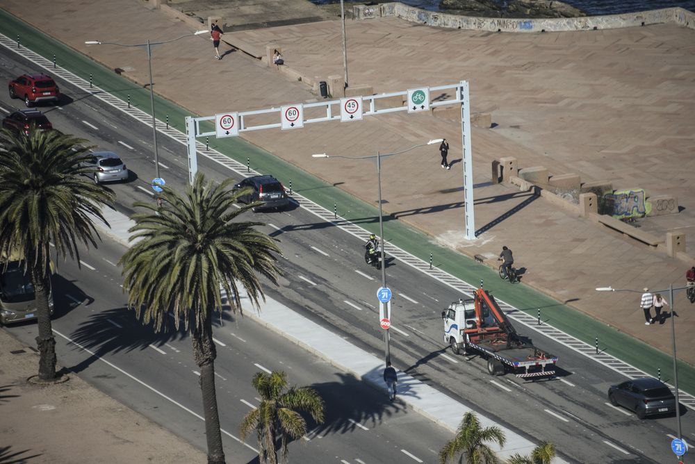 20240912 Los nuevos carteles que indican las velocidades máximas en cada carril de la Rambla por la bicisenda.