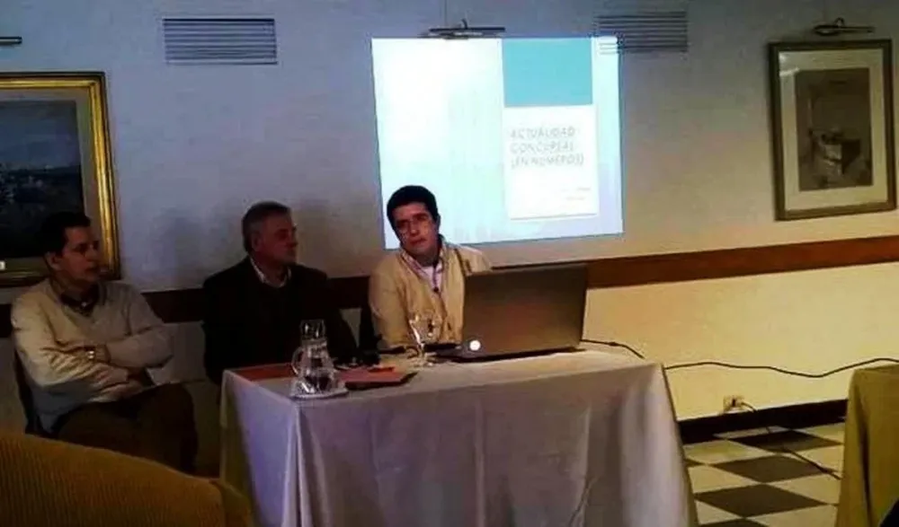 Disertación de los rematadores junto representantes del Colegio de Síndicos.