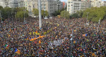 medio millon de personas se manifiestan en barcelona contra las sentencias a lideres independentistas