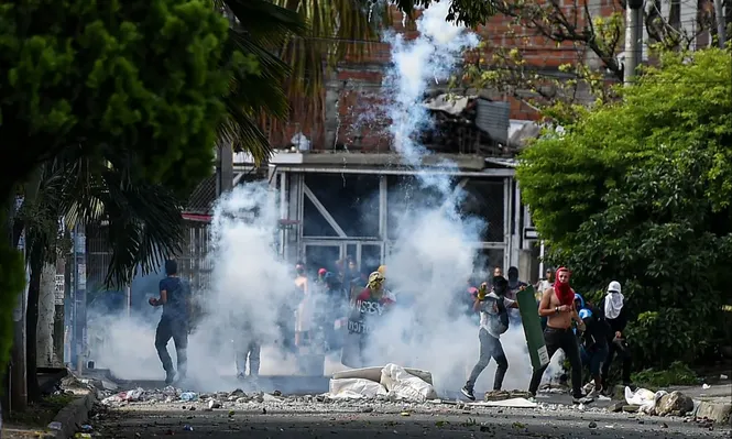 Manifestantes chocan con la policía antidisturbios durante una protesta contra el gobierno colombiano en Cali, Colombia, el 4 de junio de 2021