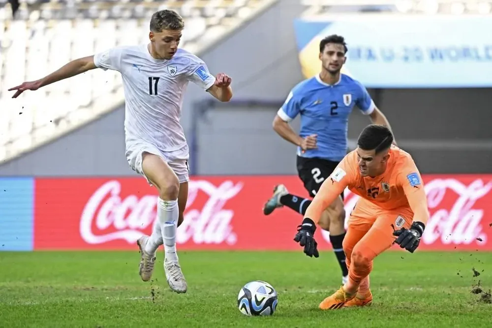 Randall Rodrñiguez y su atajadón