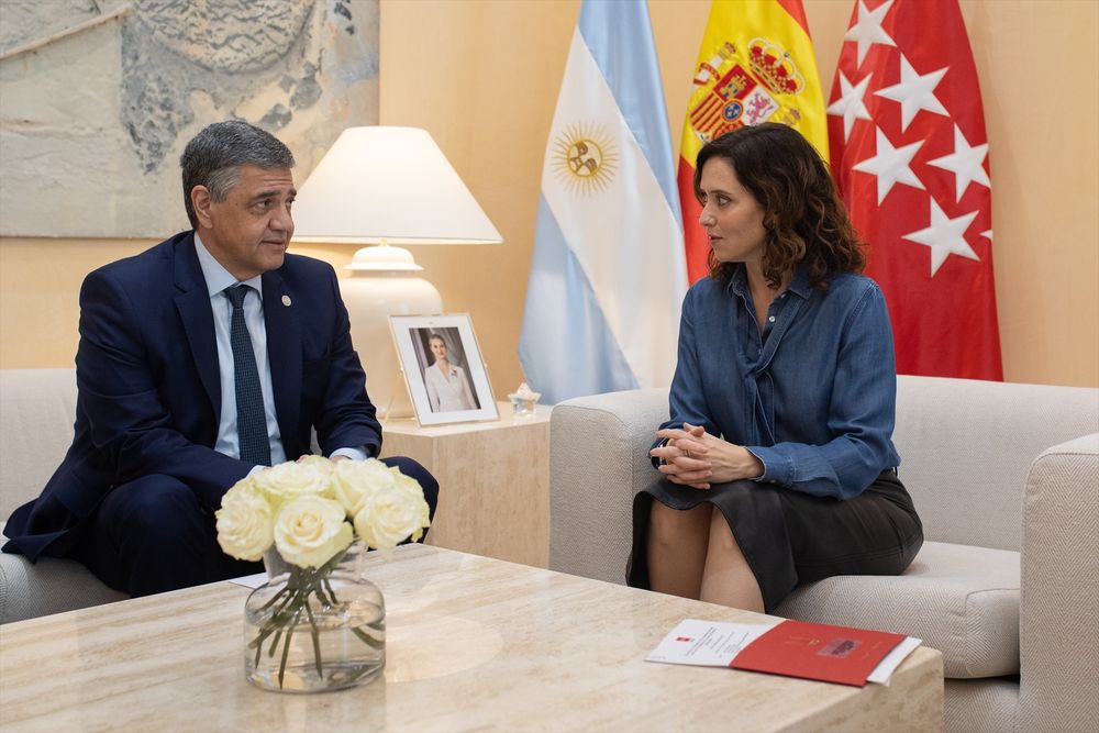 La presidenta de la Comunidad de Madrid, Isabel Díaz Ayuso, y el jefe de gobierno de Buenos Aires, Jorge Macri, en la sede del gobierno de Madrid.