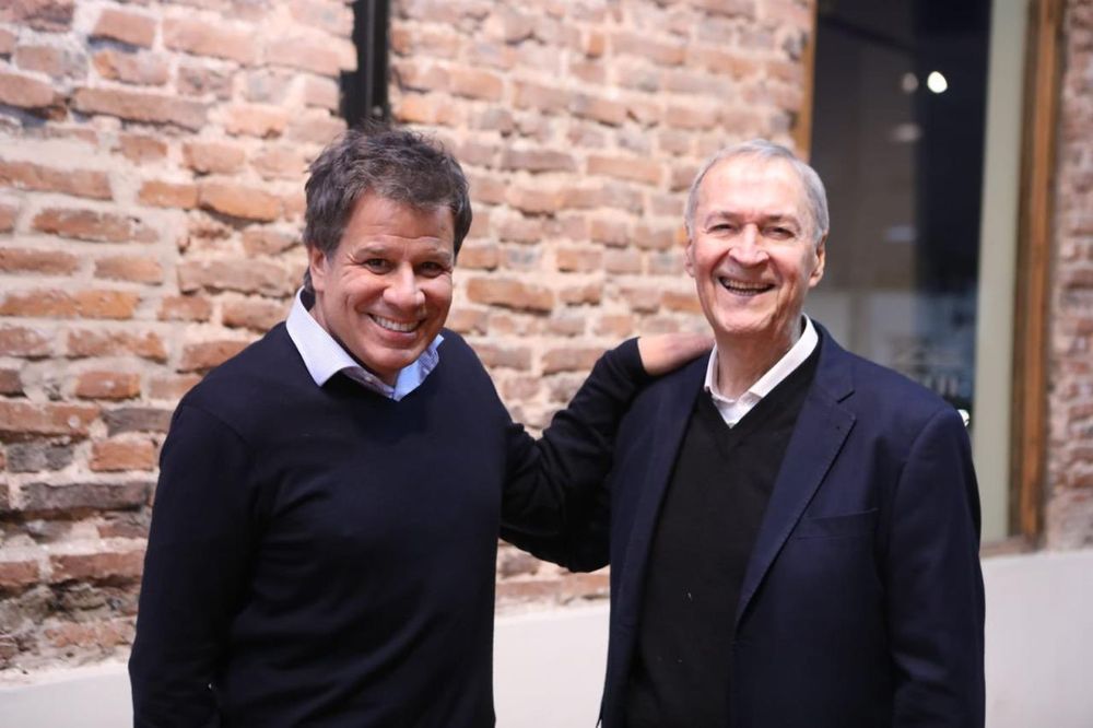 Facundo Manes y Juan Schiaretti, este jueves, en un acto en La Plata. Empieza el armado de cara a las elecciones.