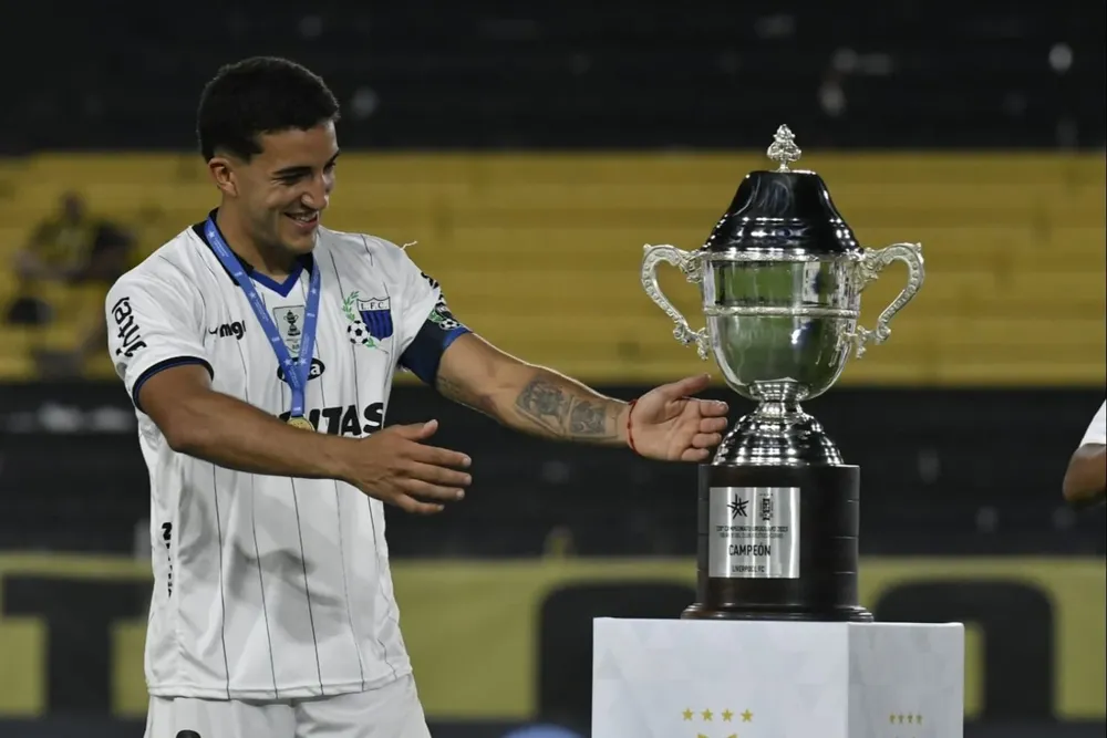 Federico Pereira y la copa a la una Federico Pereira y la copa a la una