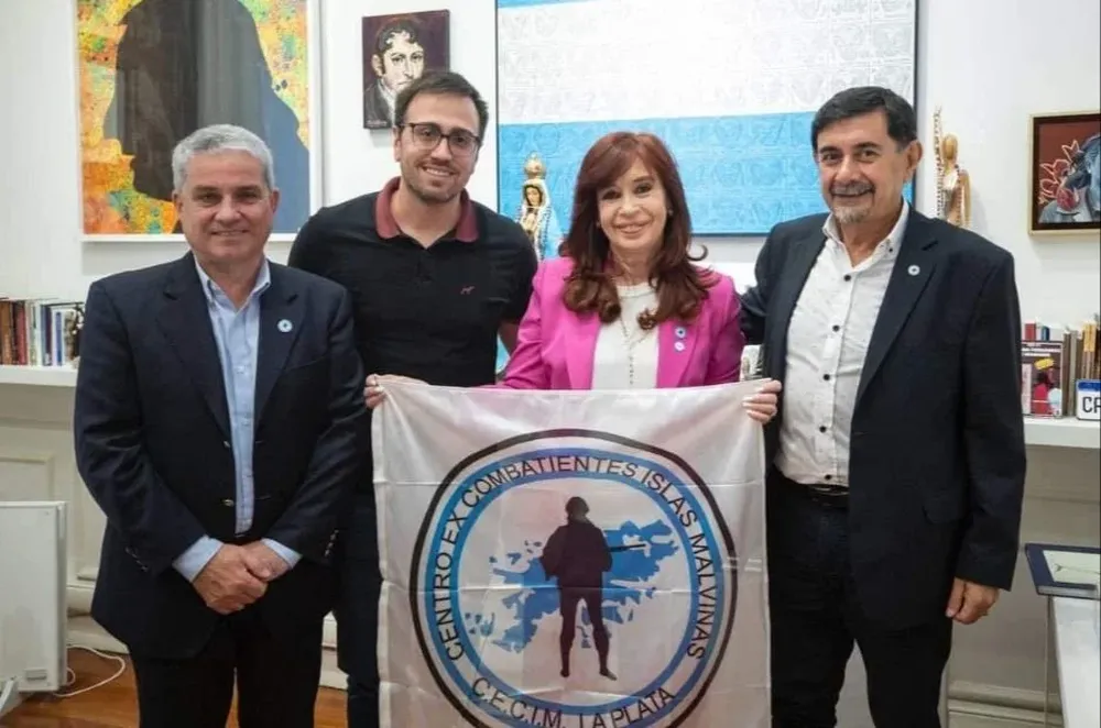 Cristina Kirchner volvió a cruzar a Milei en una reunión con veteranos de Malvinas: DNU maligno