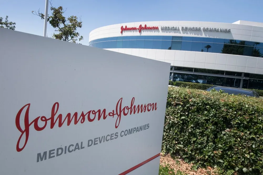 El logo de Johnson & Johnson en una entrada a un edificioen su campus en Irvine, California, 2019