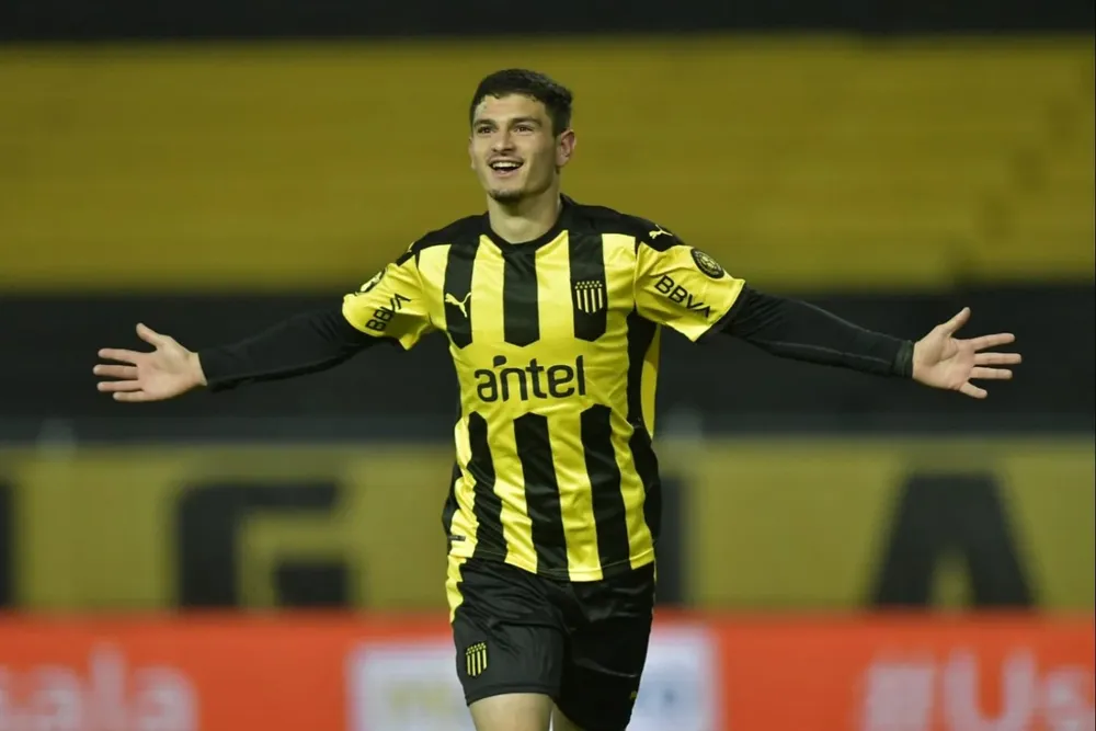 Agustín Álvarez Martínez de Peñarol celebra su primer tanto contra Boston River