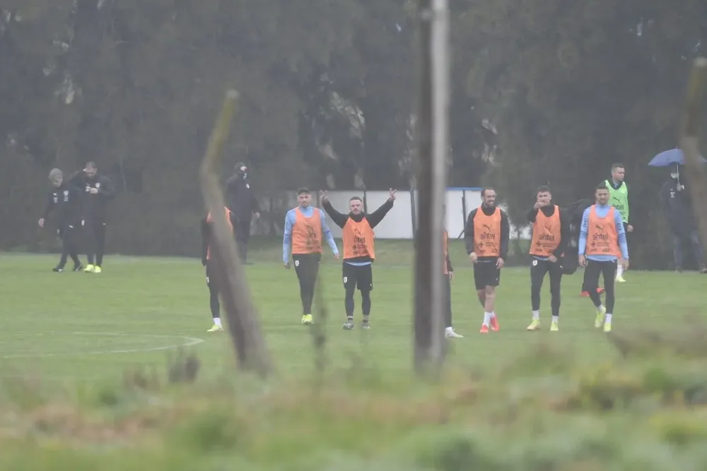 El saludo de Nández a los medios presentes afuera del Complejo