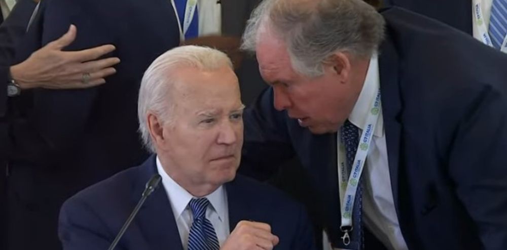 El embajador argentino en Washington Gerardo Werthein conversa con el presidente de los Estados Unidos Joe Biden en la última cumbre del G7