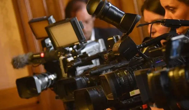 Noticieros más largos, automaquillaje y otras medidas de los canales
