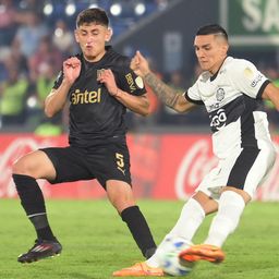 Ignacio Sosa de Peñarol ante Hugo Fernández de Olimpia por Copa Libertadores Ignacio Sosa de Peñarol ante Hugo Fernández de Olimpia por Copa Libertadores
