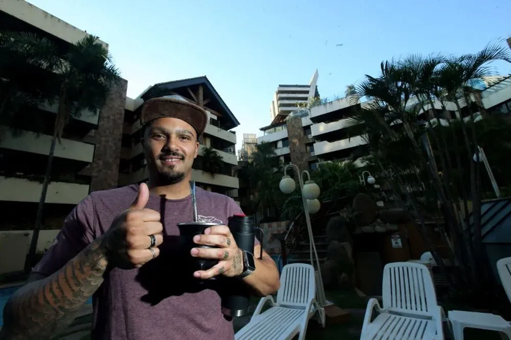Maxi Freitas con el termo y el mate en Bolivia