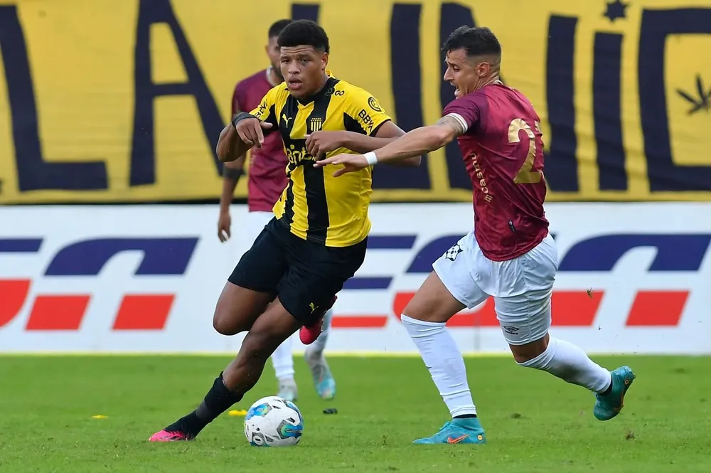 Bruno Betancor, debutó con Peñarol en este Apertura
