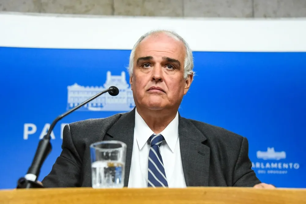 Gustavo Penadés se pidió licencia en el Senado