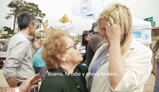 Valeria Ripoll junto a una vecina en Canelones