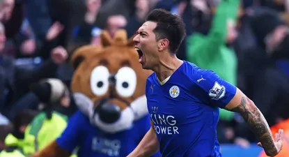 Ulloa festeja el gol para el triunfo de Leicester ante Norwich, para seguir líder de la Premier