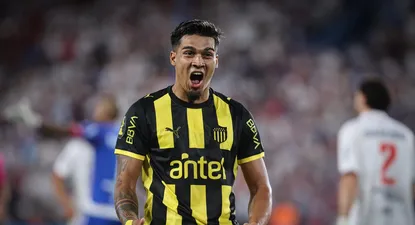 Matías Arezo de Peñarol festeja su gol ante Nacional por el Torneo Apertura