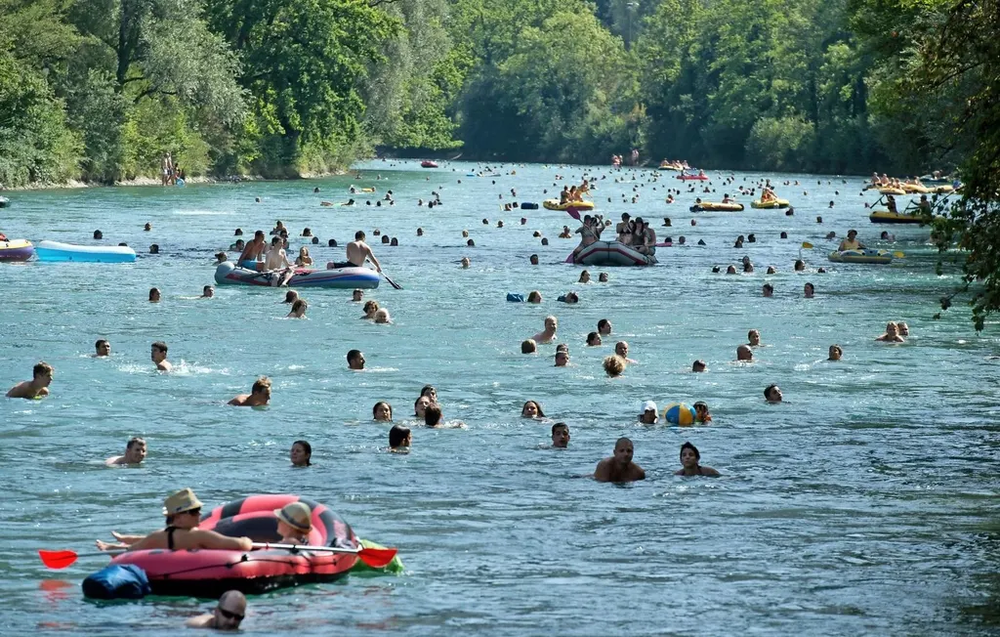En la capital suiza,&nbsp;Berna, durante los cálidos meses de verano, es común ver a los residentes despojándose de sus trajes de oficina para sumergirse en las aguas del&nbsp;río Aar.&nbsp;