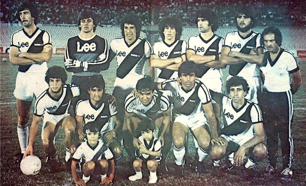 Danubio campeón de la Liguilla de 1983: arriba, Nelson Alaguich, Javier Zeoli, José Rosauro Cabrera, Miguel Beltrán, Daniel Martínez y César Vega; abajo, Dardo Pérez, Néstor Silva, Ruben Sosa, Eliseo Rivero y Omar Franco