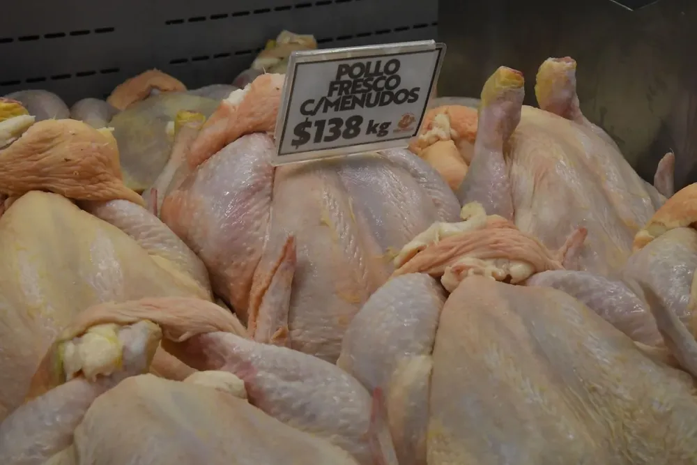 Venta de pollo en carnicerías.