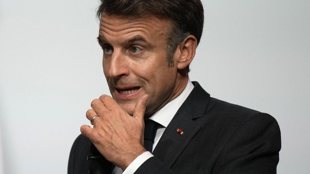 Francia vuelve a quedar atrapada en el caos político. Esta vez, Macron asegura que no convocará elecciones y se espera una rápida designación de un nuevo primer ministro, el cuarto de su segunda legislatura y el tercero en menos de un año.&nbsp;