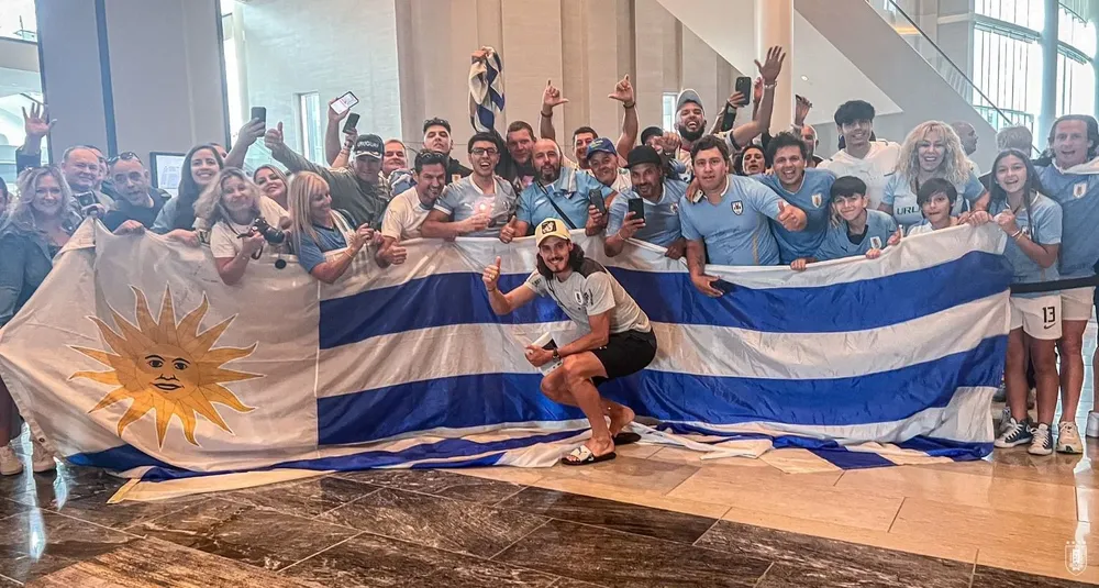 Edinson Cavani con los uruguayos en Estados Unidos