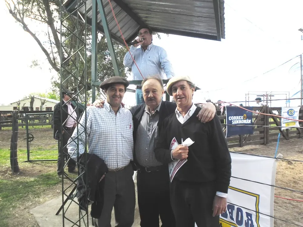 Martín San Román arriba y abajo Diego Otegui, Roberto Bertsch y Carlos Martín Correa