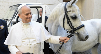 El papa León XIV junto al caballo pura sangre Proton.&nbsp;