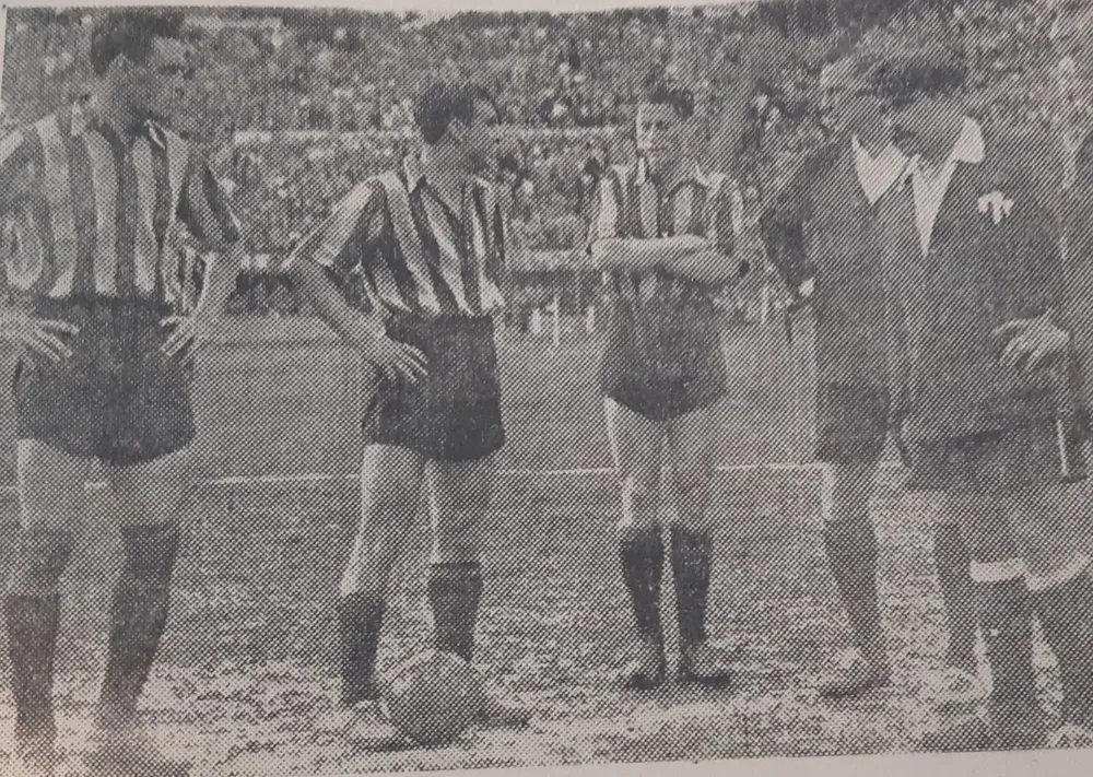 Juan Eduardo Hohberg, Omar Míguez y Juan Alberto Schiaffino, esperan junto al árbitro Horacio Bochetti y el línea Pedro Obregón, la salida de Nacional para el segundo tiempo