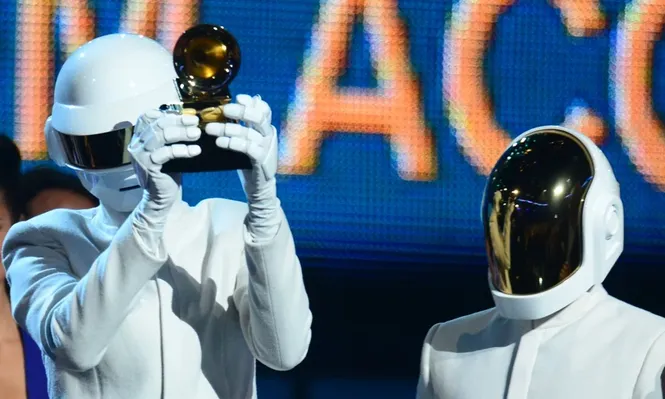 El dúo de franceses levanta su estatuilla