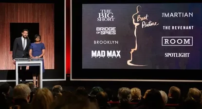 John Krasinski y la presidenta de la Academia, Cheryl Boone Isaacs, en el anuncio de nominados de 2016