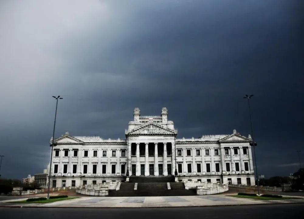 La imagen del Palacio Legislativo, el sábado 15, parece ser el prólogo del temporal de principios de semana.