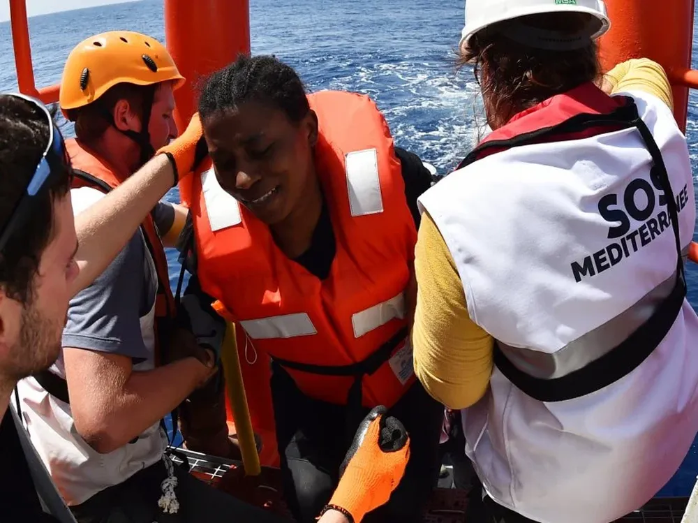 Una mujer rescatada durante una operación de rescate en el Mar Mediterráneo en Grecia.