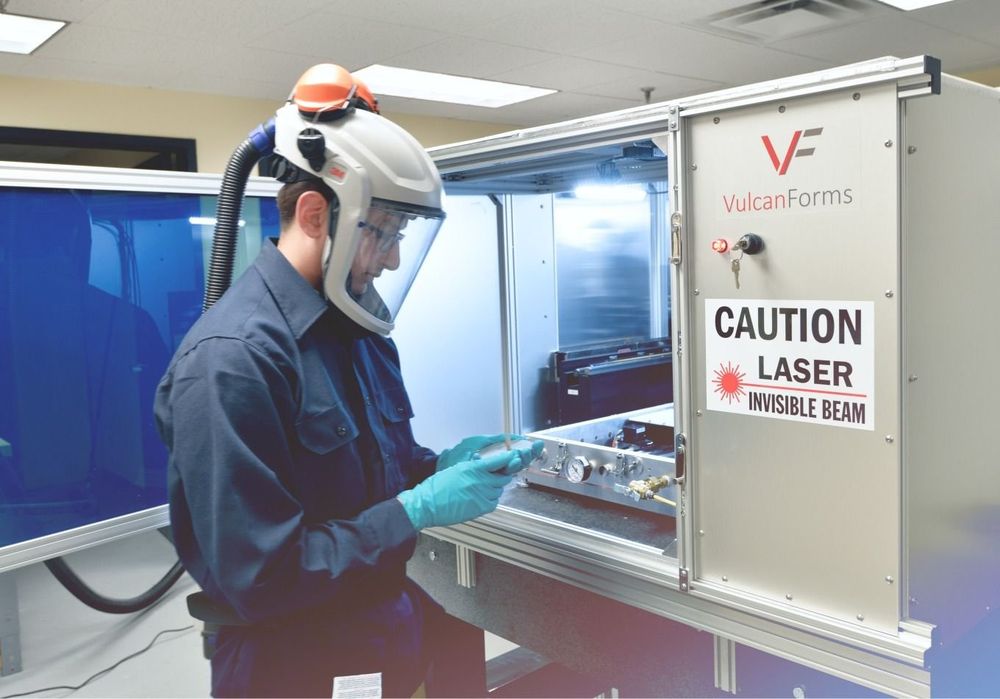 VulcanForms puede producir decenas de miles de piezas para un motor a reacción en un día y luego pasar a fabricar implantes médicos o componentes electrónicos de consumo en cuestión de horas