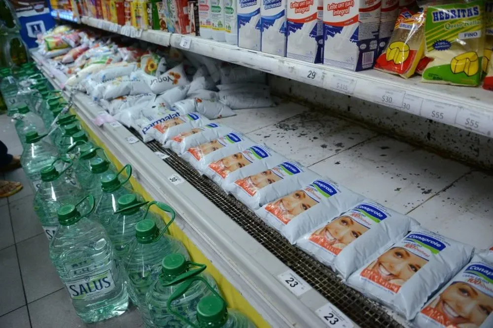 La escasez de leche en las góndolas comenzó a revertirse este lunes