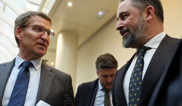 Alberto Núñez Feijóo (PP) y Santiago Abascal (VOX).