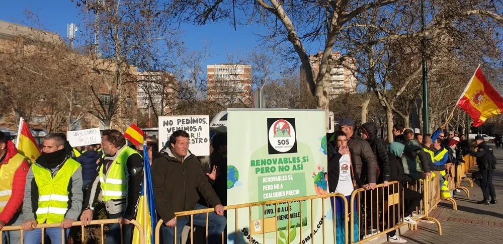 Protesta de agricultores frente a la Feria de Valladolid, donde se celebran los Goya.