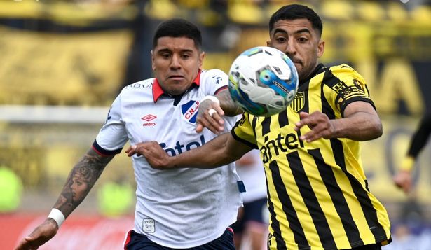 Antonio Galeano de Nacional ante Maximiliano Olivera de Peñarol en la final del Torneo Intermedio