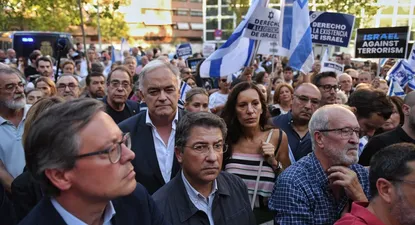 Una multitud se concentró en apoyo a Israel, frente a la sede su embajada en Madrid.