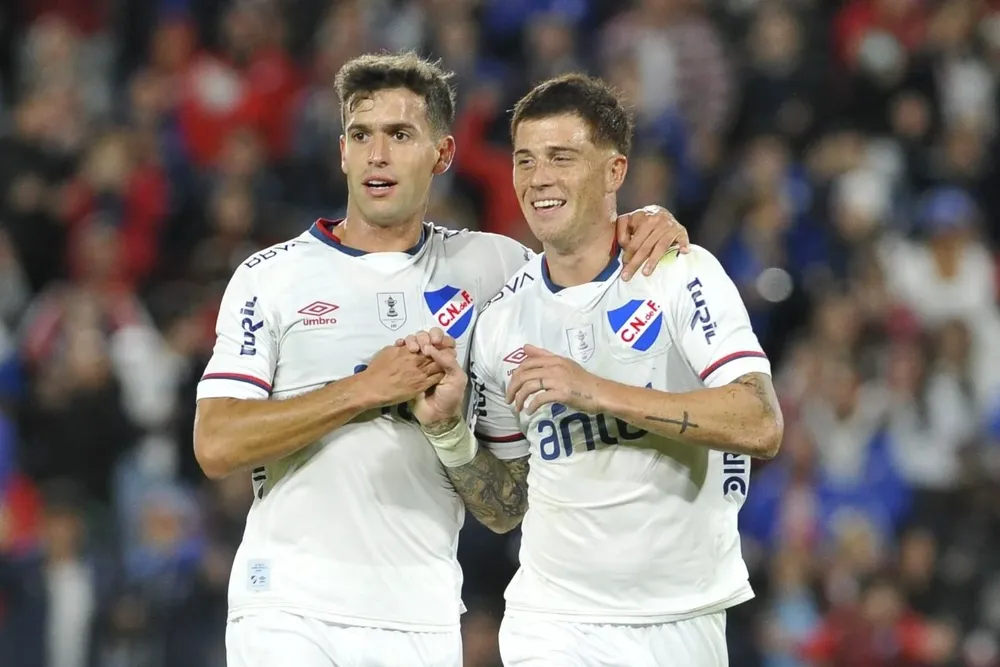 Francisco Ginella y Juan Ignacio Ramírez celebran uno de los goles de Nacional ante Fénix
