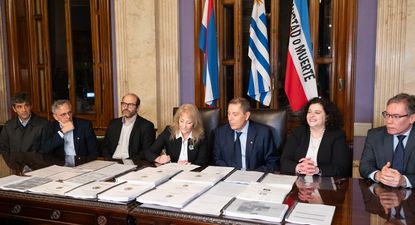 El Observador | Gabriel Oddone entrega el Presupuesto en el Parlamento recibido por Carolina Cosse