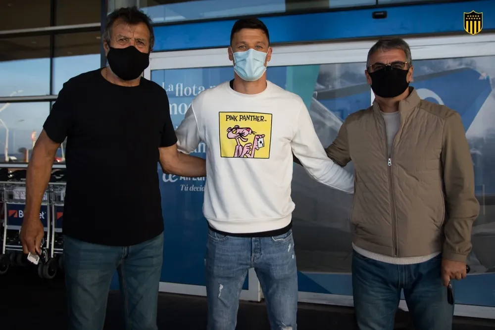 Musto llegó el sábado a Montevideo y fue recibido por el Indio Olivera y Pablo Bengoechea